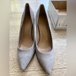 Beautiful never worn Banana Replica grey suede pumps size 10